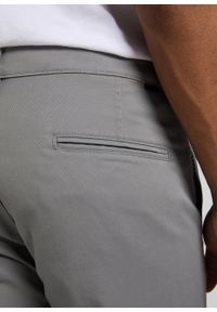 Lee - LEE SLIM CHINO MĘSKIE SPODNIE MATERIAŁOWE STEEL GREY L71LTY65. Materiał: materiał #3