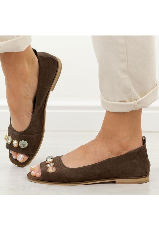 DEONI - Czekoladowe skórzane Polskie sandały damskie z zakrytą piętą Deoni D058. Okazja: na co dzień. Kolor: brązowy. Materiał: zamsz, skóra. Wzór: aplikacja. Sezon: wiosna, lato. Styl: casual, elegancki, klasyczny, wizytowy