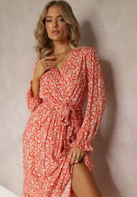 Renee - Pomarańczowa Sukienka w Kwiaty z Falbaną i Wiązanym Paskiem Zeralia. Typ kołnierza: dekolt kopertowy. Kolor: pomarańczowy. Materiał: materiał. Wzór: kwiaty. Sezon: lato, wiosna. Typ sukienki: kopertowe