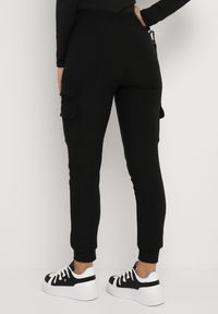 Born2be - Czarne Spodnie Bojówki z Gumką w Pasie Palsania. Kolor: czarny. Materiał: tkanina. Sezon: jesień, zima #5