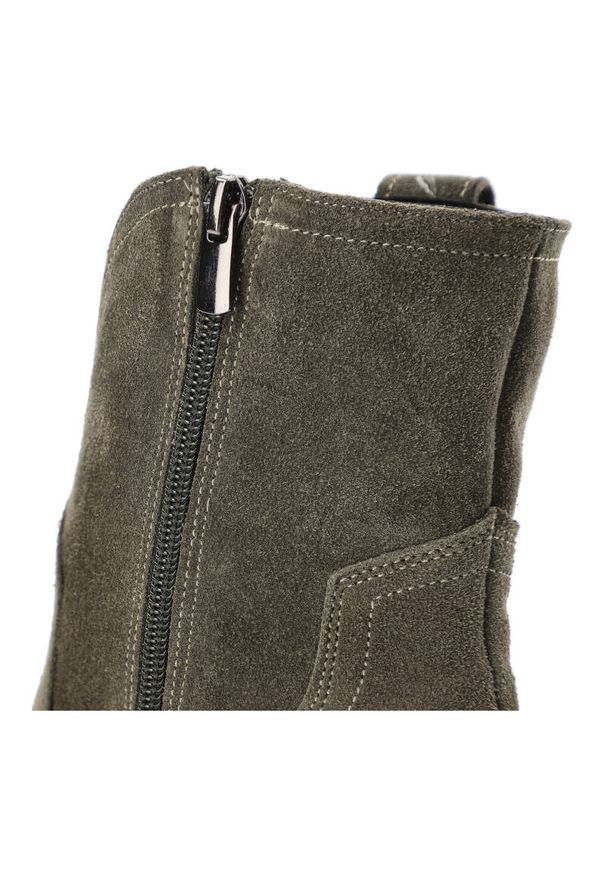 Zielone Botki Karino Modne Obuwie Jesienne. Kolor: zielony. Materiał: zamsz, materiał, welur, jeans. Sezon: jesień. Obcas: na obcasie. Styl: elegancki. Wysokość obcasa: średni