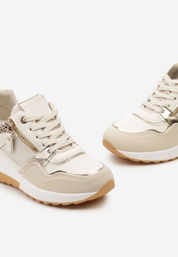 Renee - Beżowo-Brązowe Sneakersy na Niewysokim Koturnie Ozdobione Suwakiem i Wstawkami Liorrama. Nosek buta: okrągły. Zapięcie: sznurówki. Kolor: beżowy. Materiał: materiał. Wzór: aplikacja. Obcas: na koturnie. Wysokość obcasa: średni