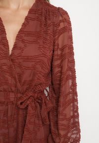 Born2be - Brązowy Krótki Kombinezon z Siateczkowymi Rękawami i Wiązanym Paskiem Zenalea. Okazja: na randkę, na imprezę. Kolor: brązowy. Długość: krótkie. Styl: elegancki #4