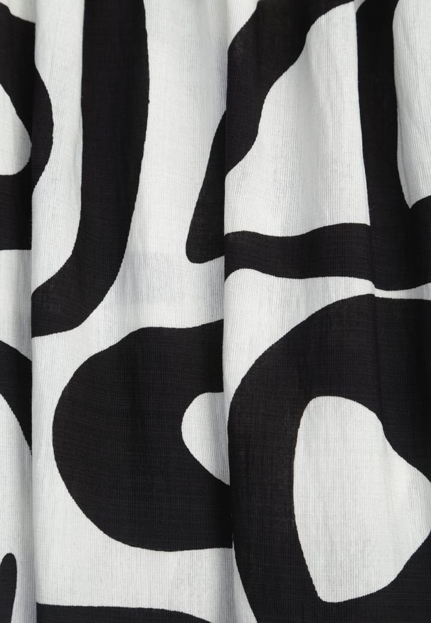 Born2be - Czarna Wiskozowa Sukienka z Bufiastymi Rękawami w Abstrakcyjny Wzór Tibee. Okazja: na co dzień. Kolor: czarny. Materiał: wiskoza. Wzór: nadruk. Typ sukienki: proste. Styl: elegancki, wakacyjny, casual