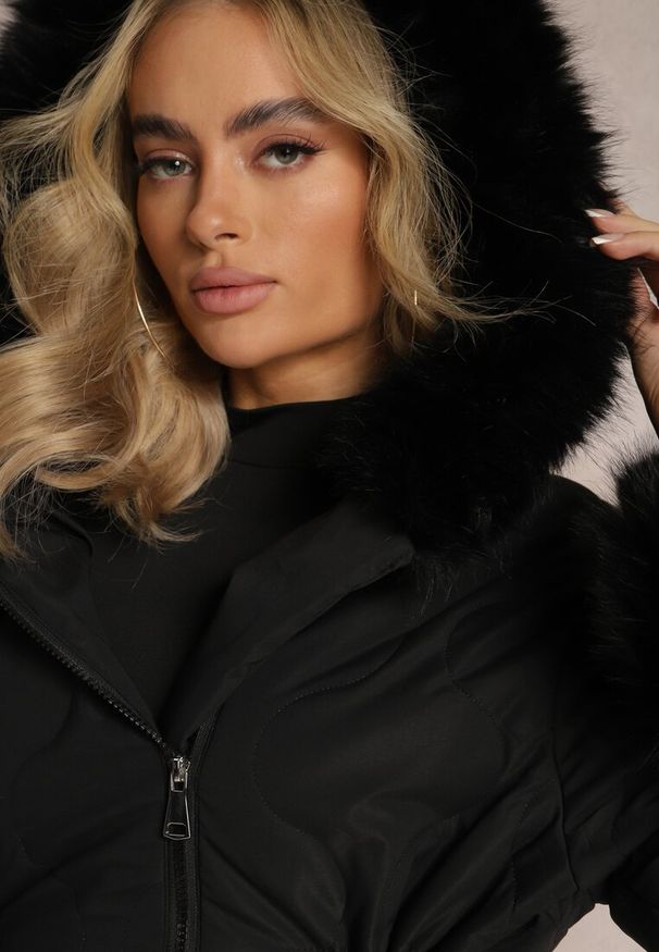 Renee - Czarna Kurtka Zimowa z Szerokim Kapturem z Futerkiem i Troczkami w Pasie Anelri. Kolor: czarny. Materiał: futro. Sezon: zima. Styl: elegancki