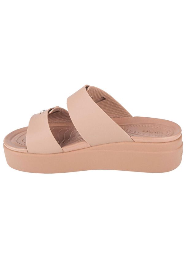 Klapki damskie Crocs Brooklyn Low Wedge. Kolor: brązowy. Materiał: materiał, syntetyk
