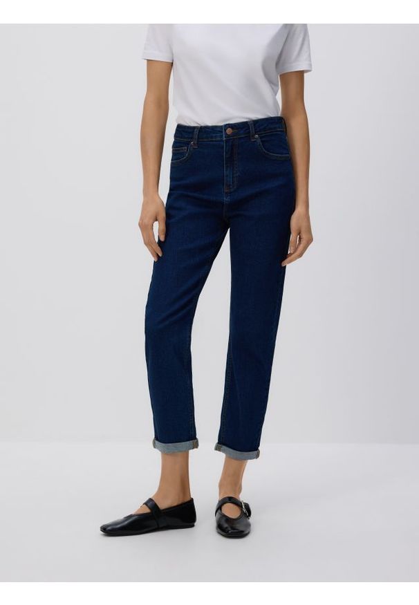 Reserved - Jeansy boyfriend slim - granatowy. Kolor: niebieski