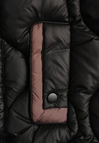 Renee - Czarna Kamizelka z Odpinanym Kapturem Ozdobnym Pikowaniem i Stoperami Liolena. Okazja: na spacer, na imprezę. Kolor: czarny. Materiał: jeans. Styl: elegancki, sportowy #4