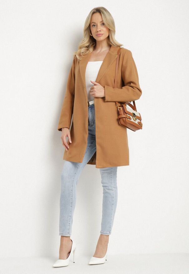 Born2be - Beżowy Płaszcz Jednorzędowy Sono. Okazja: na co dzień. Typ kołnierza: golf. Kolor: beżowy. Materiał: dzianina, jeans. Długość: do kolan. Styl: casual