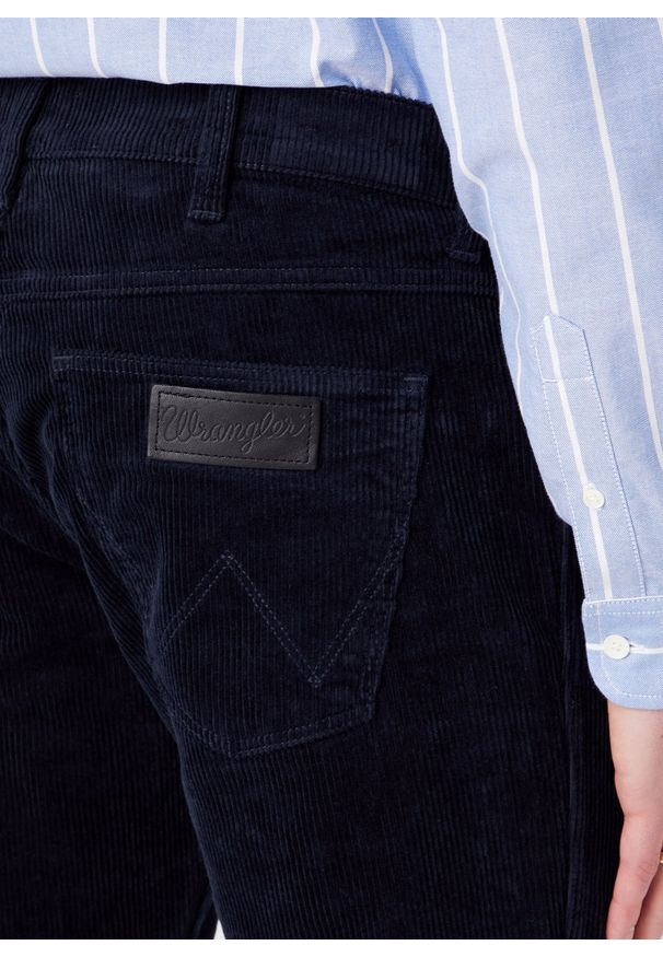 Wrangler - WRANGLER GREENSBORO MĘSKIE SPODNIE SZTRUKSOWE NAVY W15QA2114 112319949. Materiał: sztruks