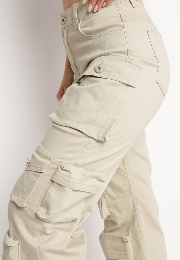 Born2be - Jasnobeżowe Spodnie z Bawełny Bojówki z Prostymi Nogawkami i Kieszeniami Canabra. Kolor: beżowy. Materiał: bawełna. Styl: klasyczny