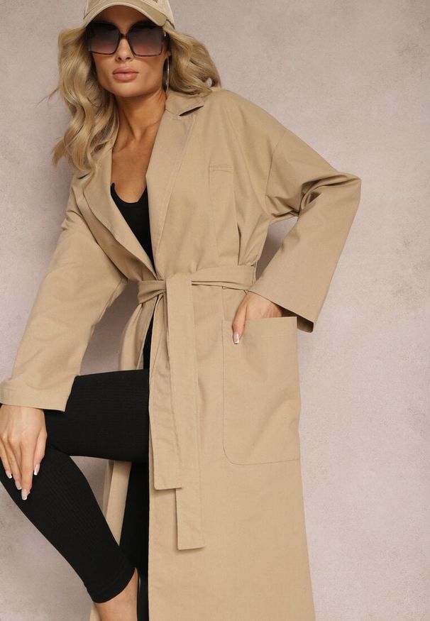 Renee - Beżowy Płaszcz z Wiązanym Paskiem Oversize Terethia. Kolor: beżowy. Materiał: materiał. Wzór: aplikacja