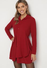 Born2be - Bordowa Asymetryczna Sukienka o Koszulowym Kroju z Gumką w Talii Elodina. Kolor: czerwony. Długość rękawa: długi rękaw. Typ sukienki: asymetryczne, koszulowe. Styl: sportowy, elegancki #1