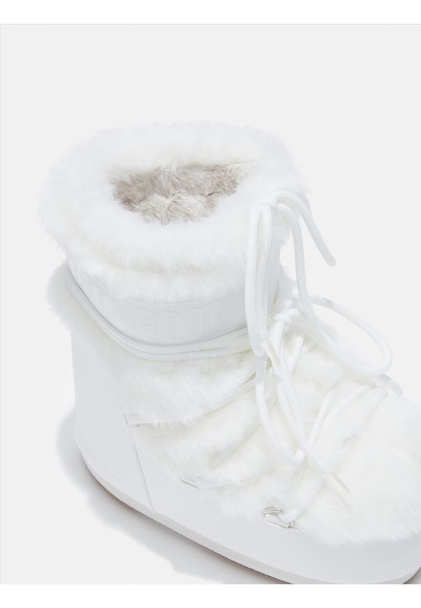 Moon Boot ICON LOW FAUX-FUR BOOTS Śniegowce damskie. Okazja: na spacer. Wysokość cholewki: przed kostkę. Kolor: biały. Materiał: futro, syntetyk, materiał. Szerokość cholewki: normalna. Sezon: zima. Styl: elegancki