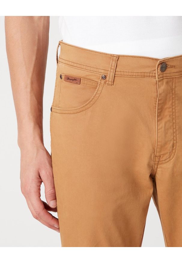 Wrangler - SPODNIE MĘSKIE WRANGLER TEXAS SLIM BISCUIT W12SWA012 112126530