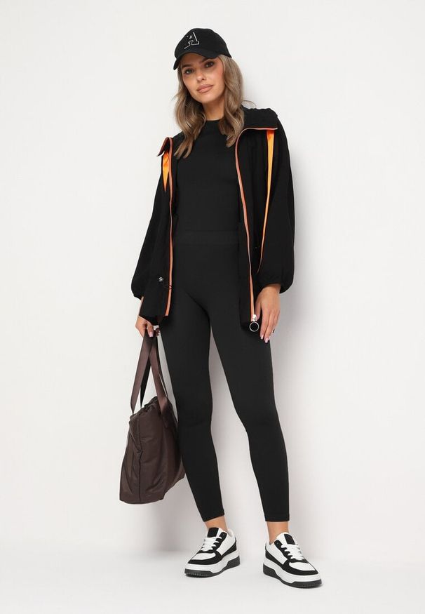 Born2be - Czarna Kurtka Jednorzędowa z Bawełną Kapturem i Wstążką Zakończona Ściągaczem Martinis. Okazja: na co dzień. Kolor: czarny. Materiał: bawełna. Wzór: aplikacja. Styl: casual, elegancki, klasyczny