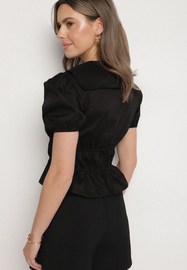 Born2be - Czarna Bawełniana Koszula z Bufiastymi Rękawami i Ozdobnymi Marszczeniami Efrinda. Okazja: na co dzień. Kolor: czarny. Materiał: bawełna. Długość rękawa: krótki rękaw. Długość: krótkie. Styl: casual, elegancki