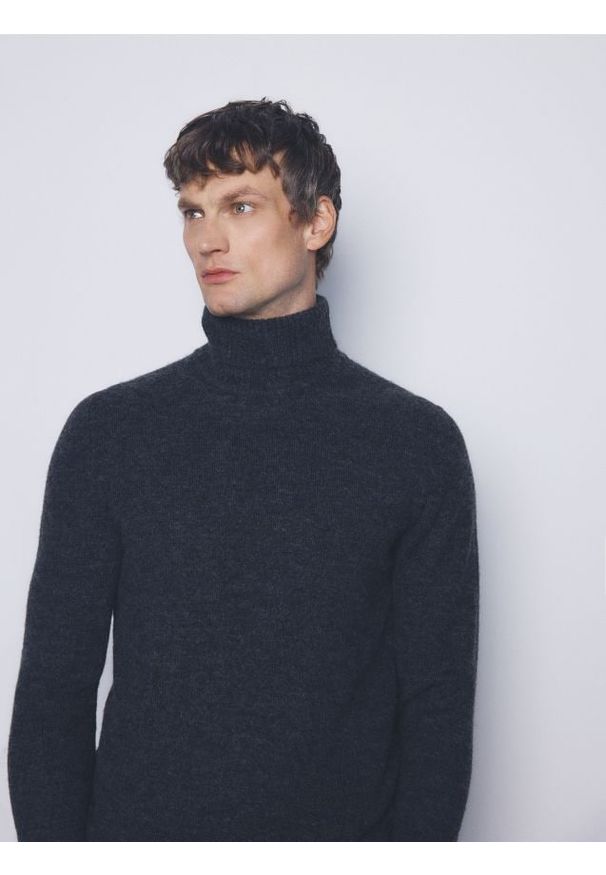 Reserved - Sweter z wełną merino - ciemnoszary. Typ kołnierza: golf. Kolor: szary. Materiał: wełna