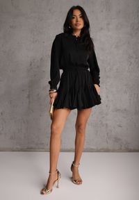 Renee - Czarna Sukienka z Wiskozą o Rozkloszowanym Kroju z Falbankami i Wiązaniem Meriianes. Okazja: na randkę. Typ kołnierza: kołnierz z falbankami. Kolor: czarny. Materiał: wiskoza. Styl: elegancki #4