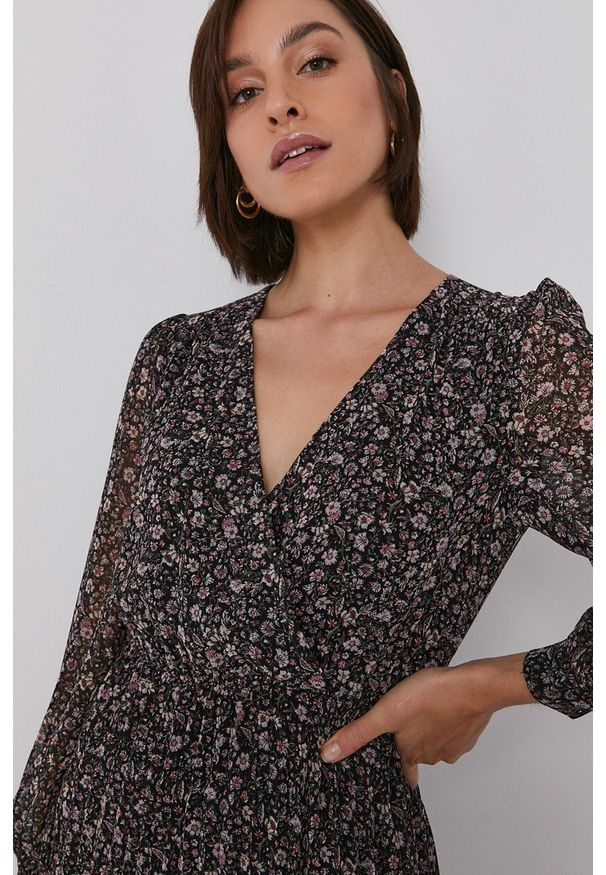 Pepe Jeans Sukienka Hilary mini rozkloszowana. Materiał: tkanina. Długość rękawa: długi rękaw. Typ sukienki: rozkloszowane, plisowane, asymetryczne. Długość: mini