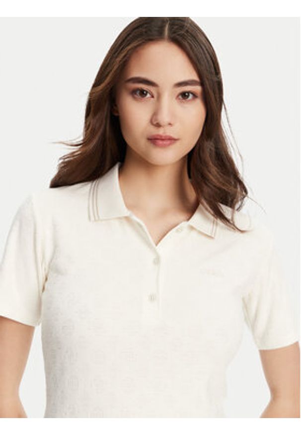 Guess Polo V5YP01 KCX12 Kremowy Regular Fit. Typ kołnierza: polo. Kolor: kremowy. Materiał: syntetyk