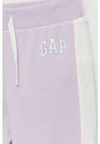 GAP spodnie dziecięce kolor fioletowy z nadrukiem. Kolor: fioletowy. Materiał: poliester. Wzór: nadruk #3