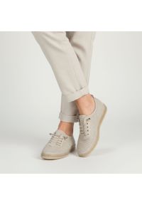 Półbuty damskie Filippo, cholewka skóra naturalna perforowana sznurowanie minimalistyczny fason lekka konstrukcja elastyczne wykończenie wygodne dopa. Zapięcie: sznurówki. Kolor: beżowy. Materiał: skóra. Szerokość cholewki: normalna #1