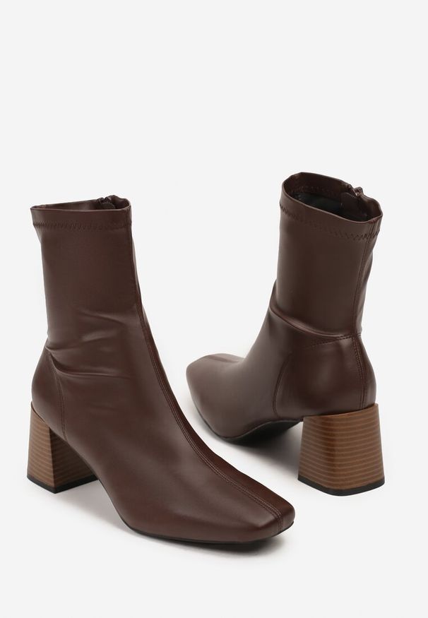 Born2be - Brązowe Botki Vices na Stożkowym Obcasie z Dopasowaną Cholewką Giosella. Okazja: na co dzień. Kolor: brązowy. Materiał: jeans. Szerokość cholewki: normalna. Obcas: na obcasie. Styl: elegancki, casual. Wysokość obcasa: średni