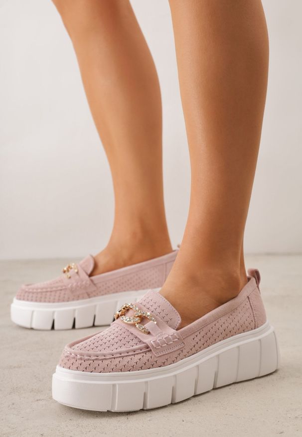 Born2be - Różowe Skórzane Mokasyny na Grubej Podeszwie Zdobione Perforacją i Łańcuszkiem Ariuk. Okazja: na co dzień, do pracy. Kolor: różowy. Materiał: skóra. Wzór: aplikacja. Styl: casual, elegancki