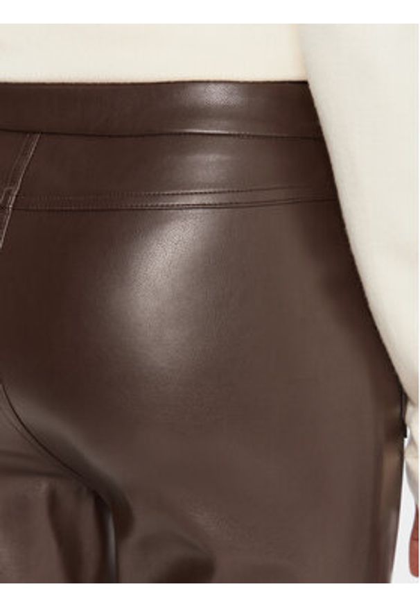 Gaudi Spodnie z imitacji skóry 521FD28002 Brązowy Straight Fit. Kolor: brązowy. Materiał: skóra