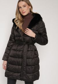 Born2be - Czarna Długa Kurtka Ozdobiona Pikowaniem z Nieodpinanym Kapturem i Paskiem Lidaveia. Okazja: na co dzień. Kolor: czarny. Materiał: jeans. Długość: długie. Wzór: aplikacja. Styl: klasyczny, casual, elegancki #7