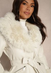 Renee - Biała Ekoskórzana Kurtka o Taliowanym Kroju z Futerkowymi Zdobieniami Tiliella. Okazja: na co dzień. Kolor: biały. Materiał: jeans. Wzór: aplikacja. Styl: casual, elegancki