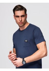 Ombre Clothing - Casualowy t-shirt męski z naszywką na kieszeni – granatowy V10 - Rozmiar: XXL. Okazja: na co dzień. Kolor: niebieski. Materiał: guma, bawełna, skóra, jersey. Wzór: aplikacja. Styl: casual