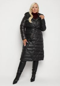 Born2be - Czarna Pikowana Kurtka z Kapturem i Dwustronnym Suwakiem Wiązana w Pasie Tatida. Okazja: na co dzień. Typ kołnierza: kaptur. Kolekcja: plus size. Kolor: czarny. Materiał: jeans. Styl: casual, elegancki, klasyczny #5