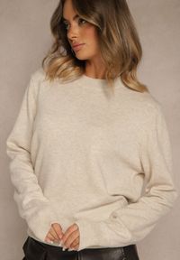 Renee - Beżowy Sweter z Wełną i Bawełną Ozdobiony Ściągaczami Tiosinda. Okazja: na co dzień. Kolor: beżowy. Materiał: wełna, bawełna. Wzór: aplikacja. Styl: casual