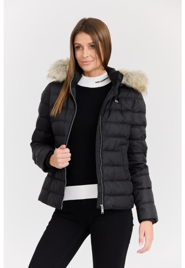 Tommy Jeans - TOMMY JEANS Czarna damska kurtka z futrem, Rozmiar M. Kolor: czarny. Materiał: futro. Długość rękawa: długi rękaw. Długość: długie. Wzór: bez wzorów. Styl: elegancki