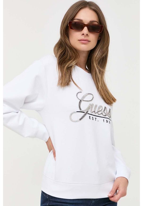 Guess bluza damska kolor biały z aplikacją. Kolor: biały. Wzór: aplikacja. Styl: klasyczny