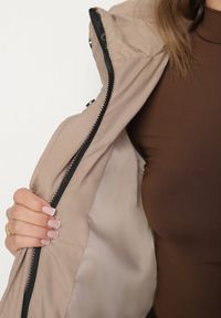 Born2be - Ciemnobeżowa Oversizowa Kurtka z Pikowanymi Przeszyciami i Kapturem Galimea. Okazja: na co dzień. Kolor: beżowy. Materiał: jeans, poliester. Wzór: aplikacja. Styl: casual, klasyczny #2