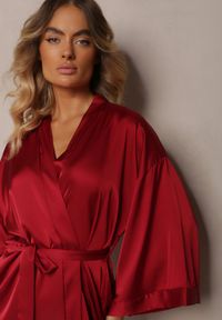 Renee - Bordowy Szlafrok z Satyny Wykończony Paskiem Rivathena. Typ kołnierza: dekolt w kształcie V. Kolor: czerwony. Materiał: satyna #4