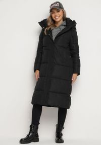 Born2be - Czarna Długa Pikowana Kurtka z Kapturem z Napami i Plisą Arvis. Okazja: na co dzień. Typ kołnierza: kaptur. Kolor: czarny. Materiał: wełna, jeans, tkanina. Długość: długie. Sezon: zima. Styl: klasyczny, casual, elegancki #1