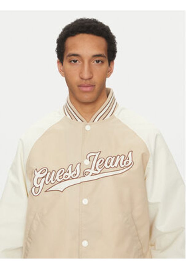 Guess Jeans Kurtka bomber M5GL32 WHAA2 Beżowy Regular Fit. Kolor: beżowy. Materiał: syntetyk