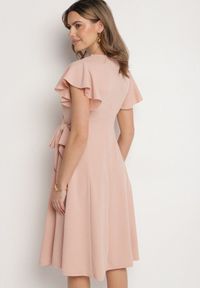 Born2be - Różowa Rozkloszowana Sukienka Kopertowa z Wiązaniem w Talii Dannila. Kolor: różowy. Wzór: aplikacja. Typ sukienki: kopertowe #4