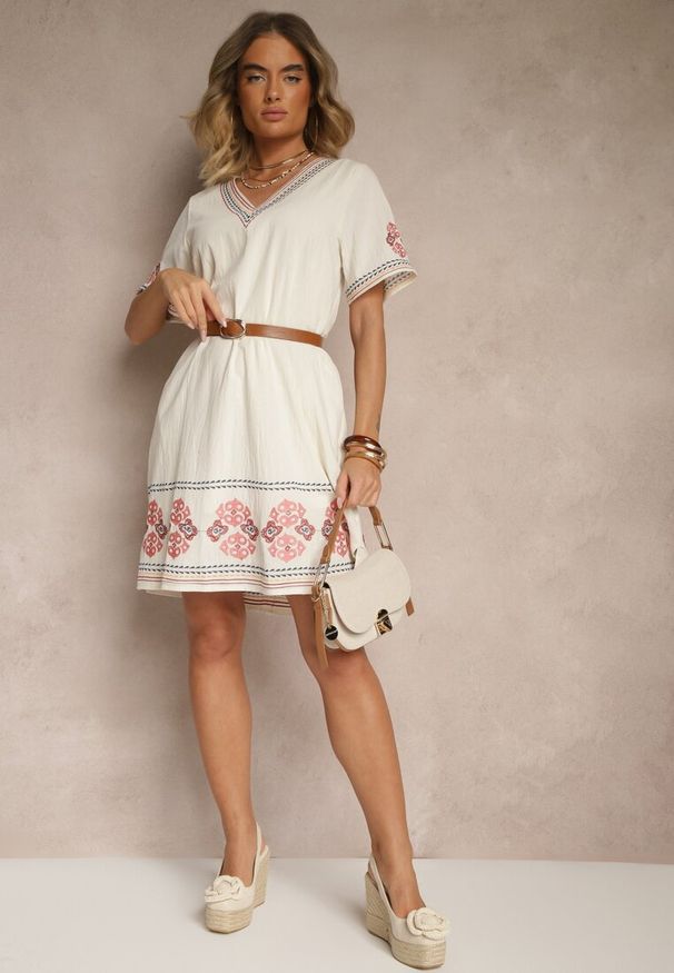 Renee - Czerwona Pudełkowa Sukienka z Bawełny w Hafty w Stylu Boho Felkio. Okazja: na co dzień. Typ kołnierza: dekolt w kształcie V. Kolor: czerwony. Materiał: bawełna. Długość rękawa: krótki rękaw. Wzór: haft. Typ sukienki: proste. Styl: boho