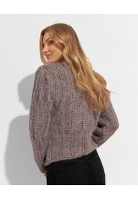 JOANNA MUZYK - Ażurowy sweter Justina. Kolor: różowy, wielokolorowy, fioletowy. Długość rękawa: długi rękaw. Długość: długie. Wzór: ażurowy