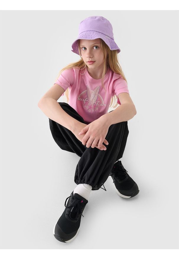4f - 4F T-shirt regular z nadrukiem dziewczęcy - różowy 128 (7-8 lat). Okazja: na co dzień. Kolor: różowy. Materiał: bawełna, jersey, dzianina. Długość rękawa: krótki rękaw. Długość: krótkie. Wzór: nadruk. Sezon: lato. Styl: sportowy, klasyczny, casual