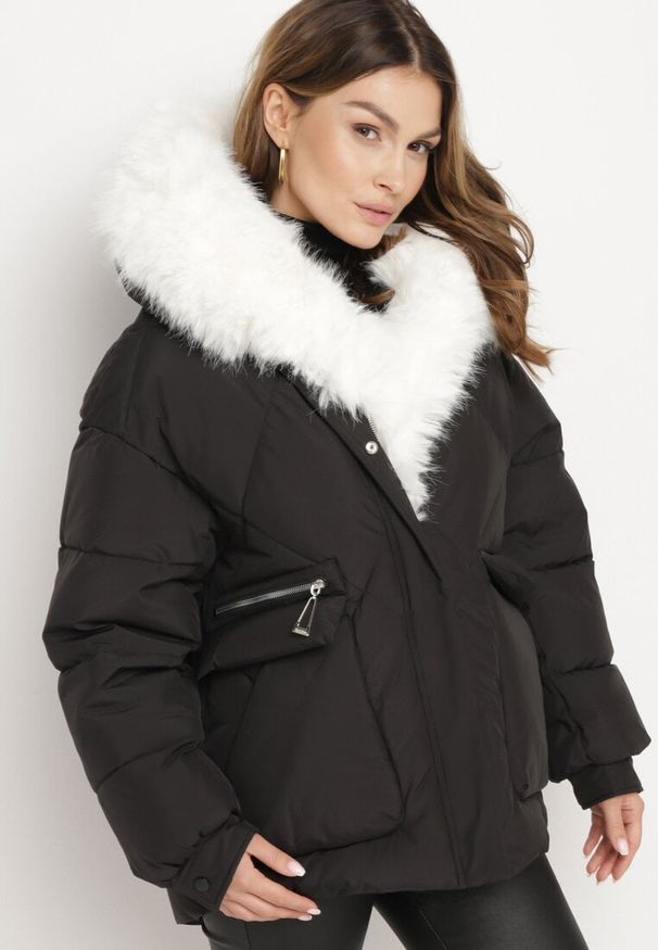 Born2be - Czarna Pikowana Kurtka z Kapturem i Grubym Futrzanym Obszyciem z Możliwością Odpięcia Izarida. Typ kołnierza: kaptur. Kolor: czarny. Materiał: futro. Długość rękawa: długi rękaw. Długość: długie. Styl: elegancki, klasyczny