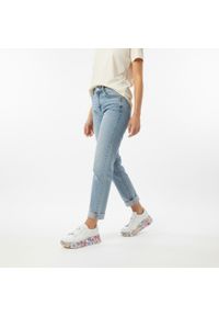 Sneakersy damskie Filippo, cholewka ze skóry naturalnej licowej z klasycznym sznurowaniem i delikatną perforacją po bokach, masywna platforma z dekor. Okazja: na co dzień. Kolor: biały. Materiał: skóra. Szerokość cholewki: normalna. Wzór: gładki, kolorowy. Obcas: na platformie #2