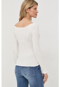 Guess sweter z domieszką jedwabiu damski kolor biały lekki. Kolor: biały. Materiał: jedwab. Długość rękawa: raglanowy rękaw