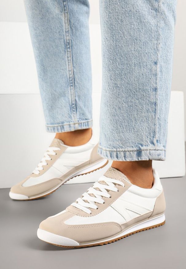 Renee - Beżowe Sneakersy z Geometrycznym Wzorem Zoloti. Okazja: na co dzień. Zapięcie: sznurówki. Kolor: beżowy. Wzór: geometria