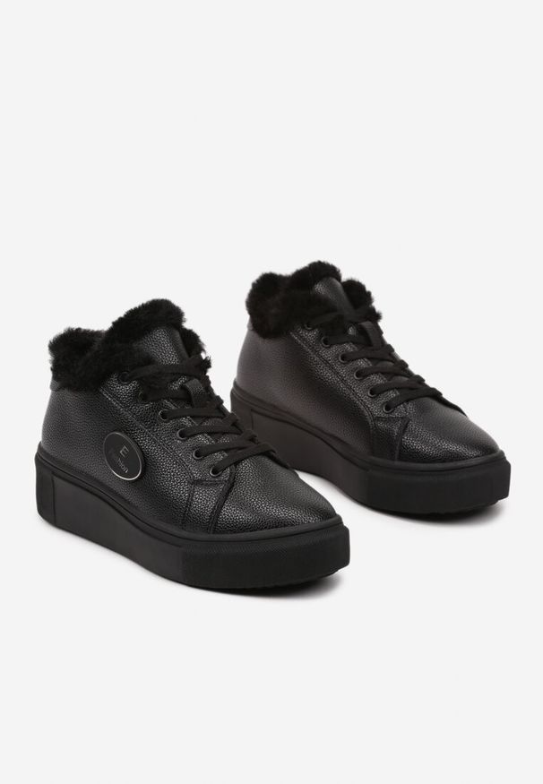Born2be - Czarne Ocieplane Sneakersy na Grubej Podeszwie Ozdobione Sznurowaniem i Aplikacją Ocezola. Zapięcie: sznurówki. Kolor: czarny. Wzór: aplikacja. Sezon: zima. Obcas: na obcasie